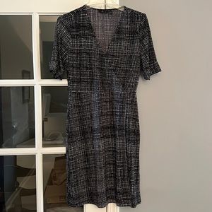 Black & White dress w/cuff sleeves. Size M. Stretchy.